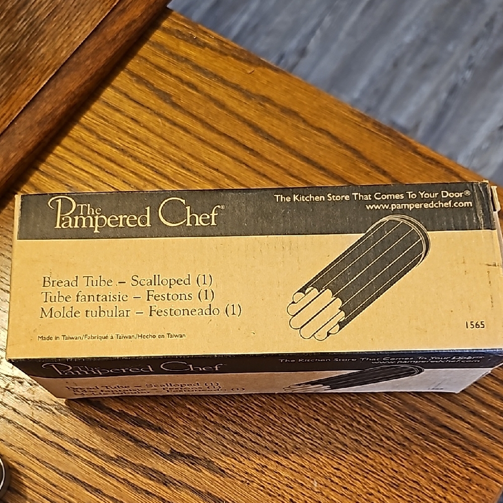 The Pampered Chef Bread Tube - Scalloped